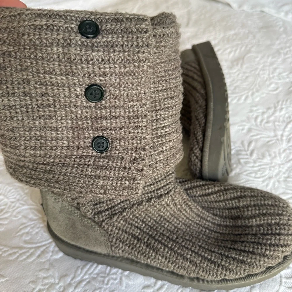 UGG Gray Cozy Cardy Sheepskin Wool Treadlite Slouch Button Boots size 9